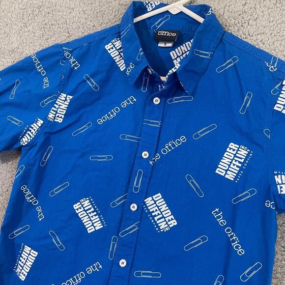 The Office‎ Dunder Mifflin Men’s Small Blue Graphic Button Up Short Sleeve Shirt - Picture 4 of 11